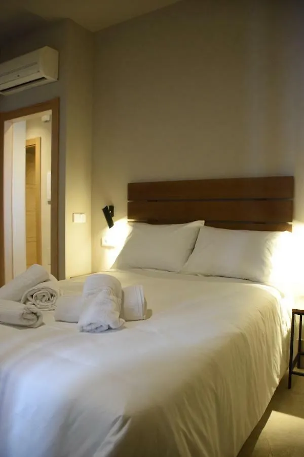 Chacon Apartments & Suites إِستيبونا